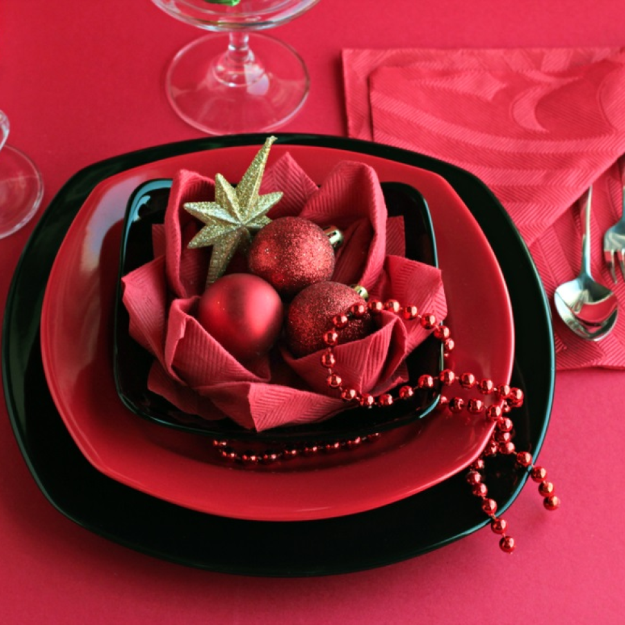 Șervețele împăturite astfel încât să ofere suport pentru globulețele de pom