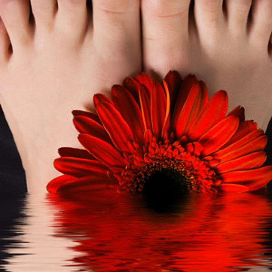 Pedichiura roz cu reflexe movalii