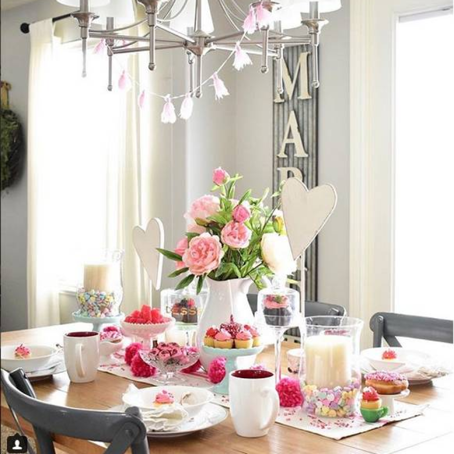Flori, dulciuri si inimioare ca tematica pentru masa de Ziua Indragostitilor