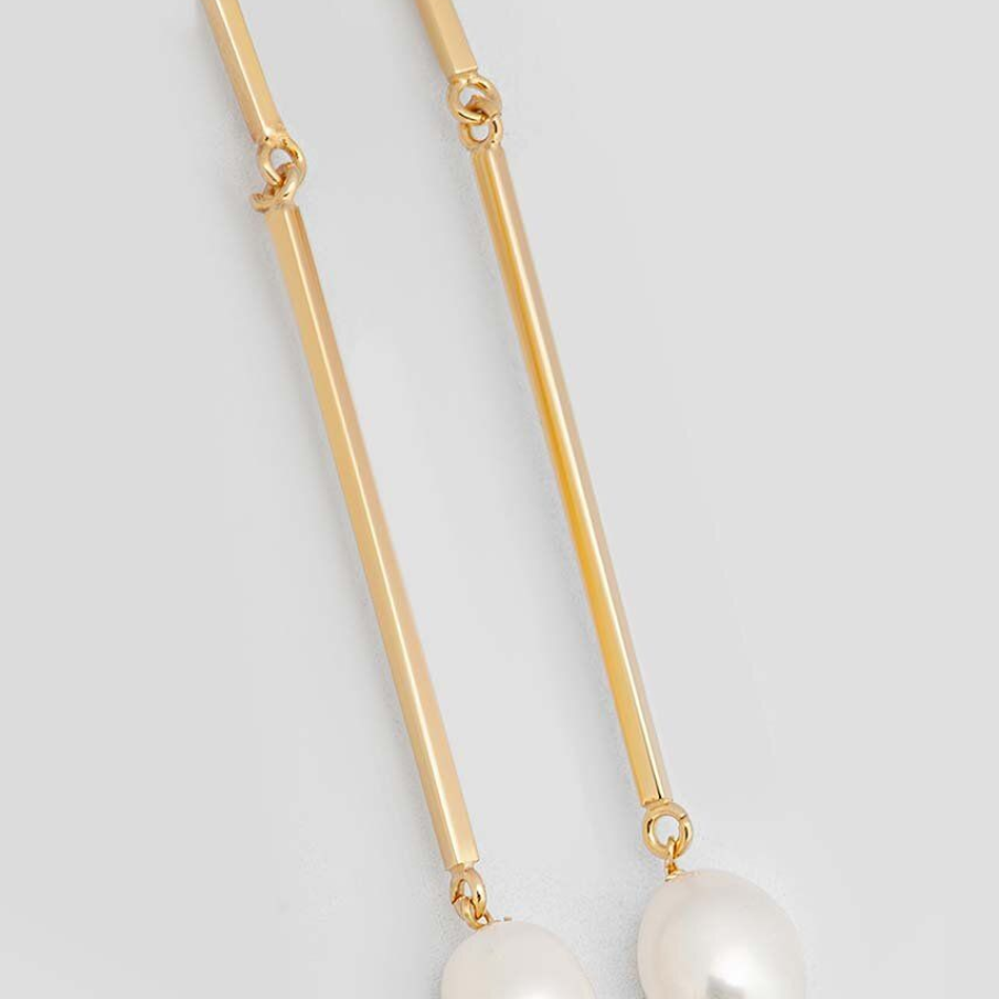 Cercei drop ANIA KRUK, din argint placat cu aur, având în capătul exterior ornamente naturale de perle de apă dulce
