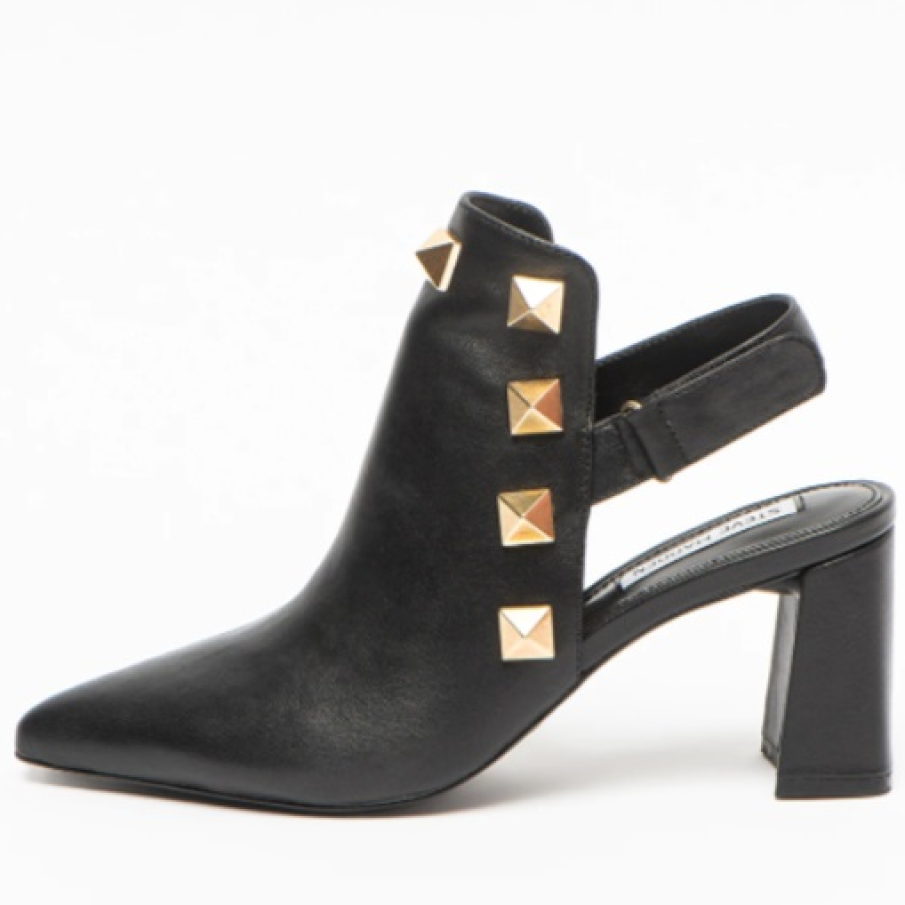 Botine deschise tip slingback cu toc gros și pătrățos și ținte geometrice decorative în auriu.