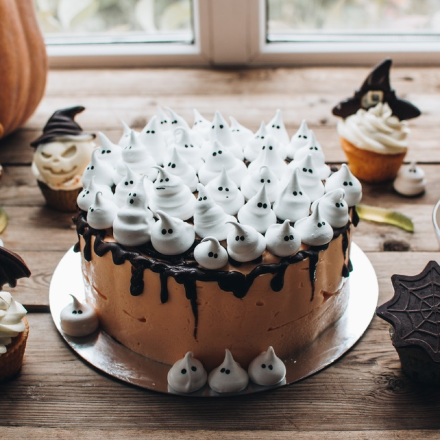 Tort cu mousse de ciocolată pentru petrecerea de Halloween, decorat cu bezele albe și muuulte în formă de fantome