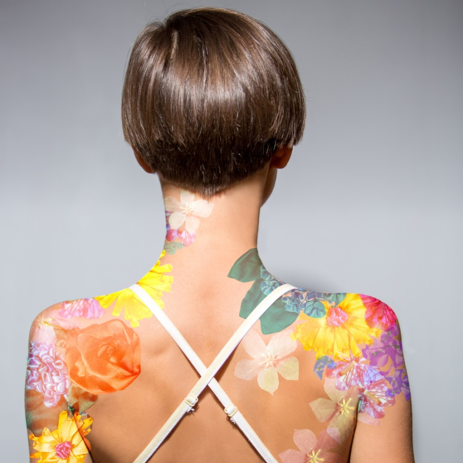 Tatuaj creativ multicolor pe spate, cu un design amplu și elaborat 