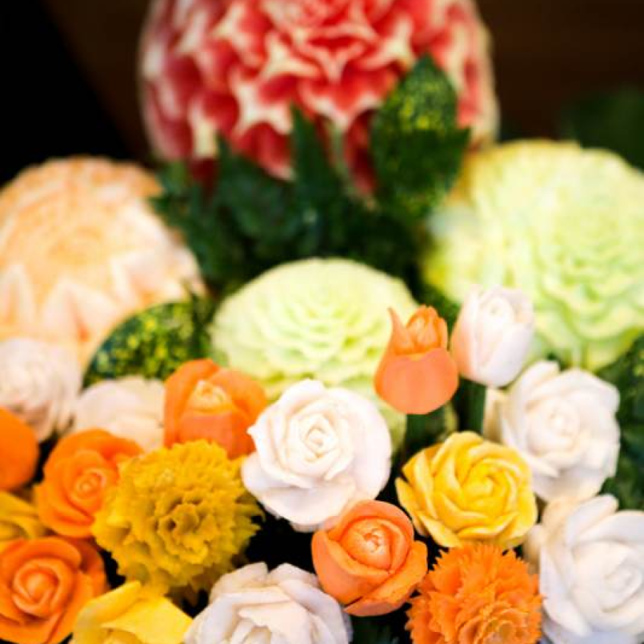 Buchet de flori din legume si fructe sculptate cu cutitul 