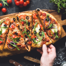 Pizza în 10 minute: Cea mai rapidă rețetă de pizza fără aluat 