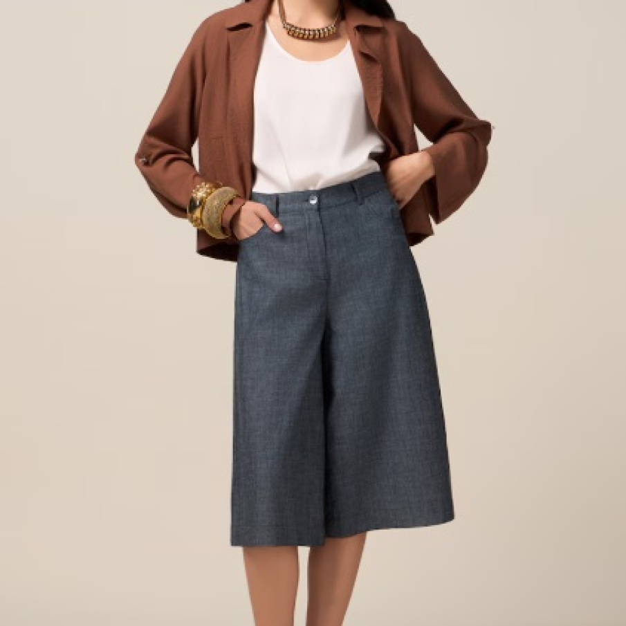 Se poartă pantalonii scurți de dimensiuni mai lungi în vara 2025: 10 modele moderne