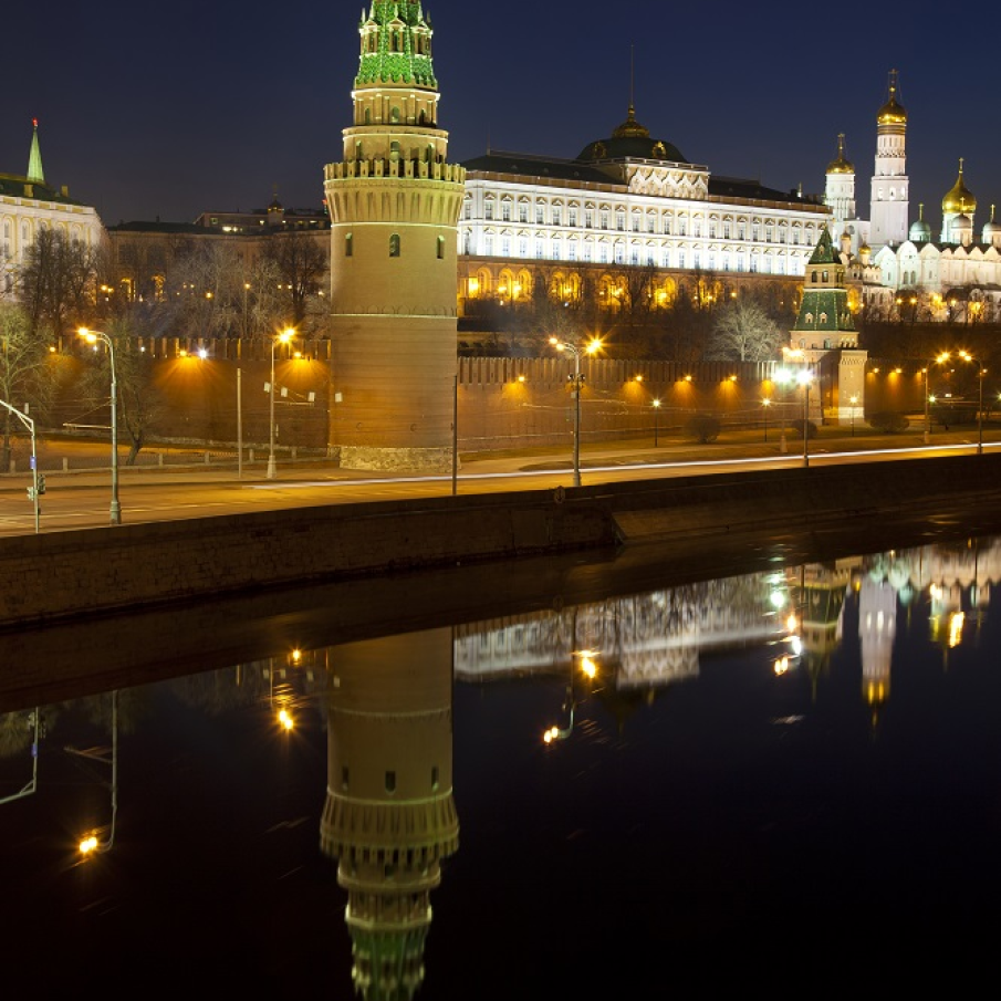 Turnul Kremlinului din Moscova văzut noaptea 