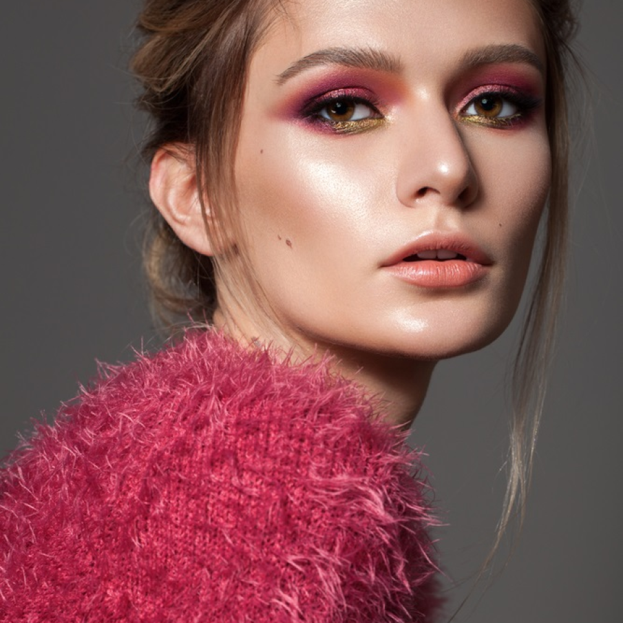 Duetul culorilor roz-auriu cald pentru o privire profundă 