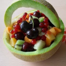 Salata de fructe in cosulet de pepene galben