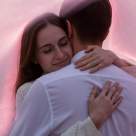 Când îmbrățișezi pe cineva drag, fă din îmbrățișare un “acasă” pentru celălalt. Despre Puterea Vindecătoare a Îmbrățișării