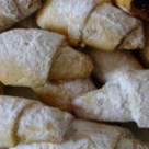 Desert de duminica: Cornulete fragede cu iaurt de fructe si gem