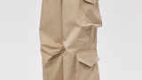 Pantaloni cargo supradimensionați AXEL 113,  în tendințe, cu două rânduri de buzunare ample. Sunt de bumbac și au o nuanță plăcută de bej