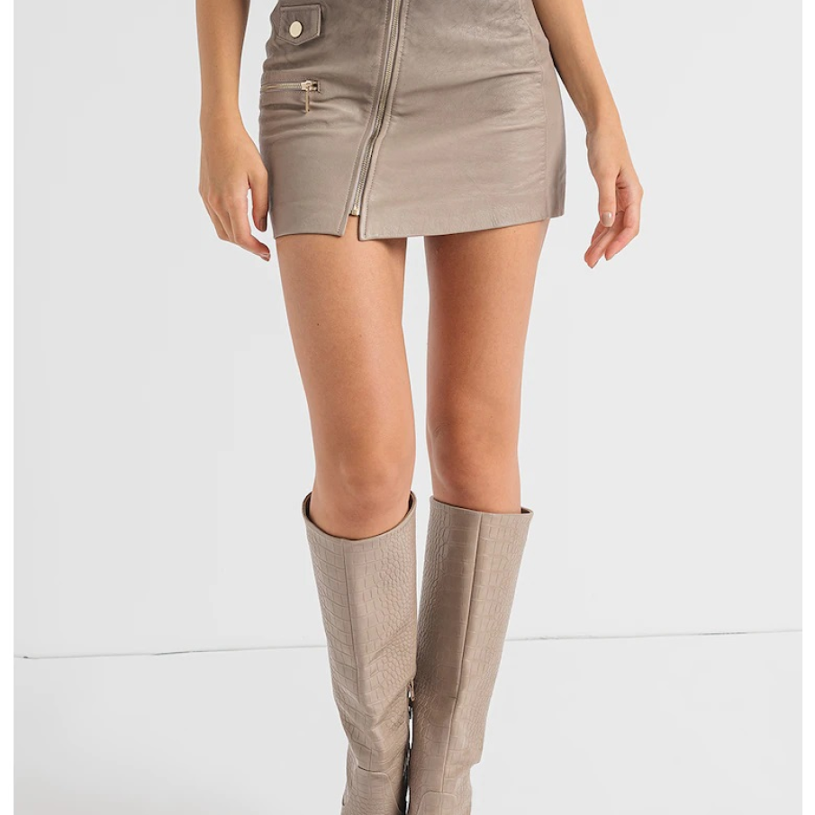Fustă mini de piele cu aspect în degrade, în nuanță de maro taupe deschis. Are fermoar decorativ și curea în talie 