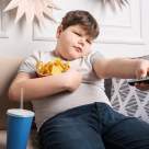 Până în 2030, aproape 500.000 de copii vor suferi de obezitate în România. Principalul factor al obezității la copii îl reprezintă mediul familial