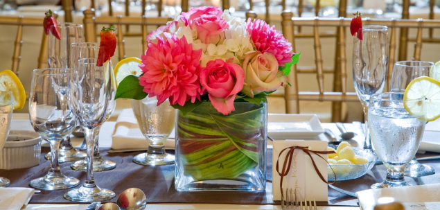 Inchide ochii si imagineaza-ti o masa perfect aranjata. Ce flori se regasesc in imaginea ta?