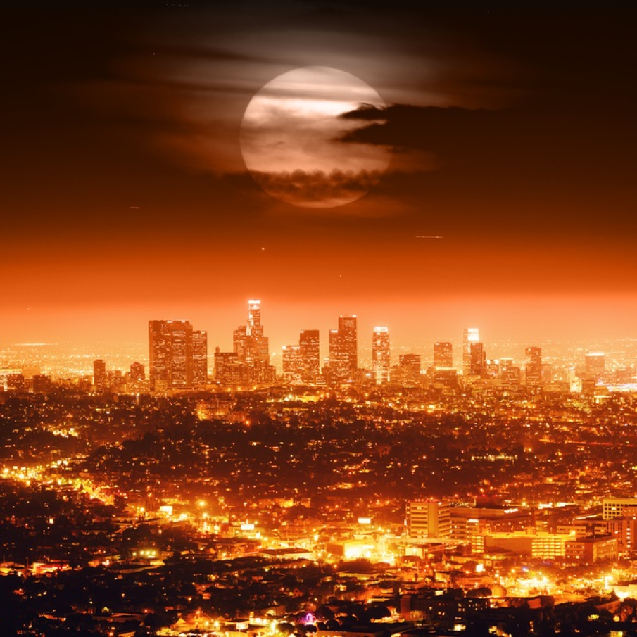 Luna dramatica si peisaj urban de vis deasupra orasului Los Angeles 