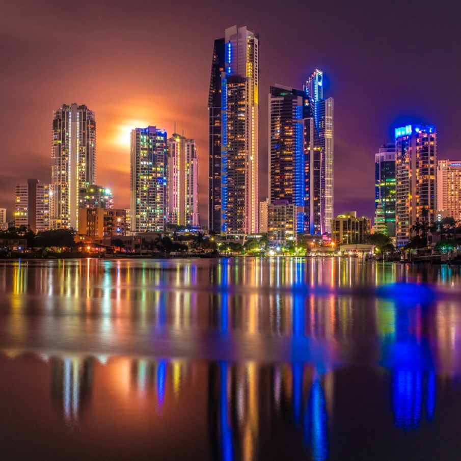 Luna plina care se inalta deasupra orasului Gold Coast (Australia) si a raului Nerang