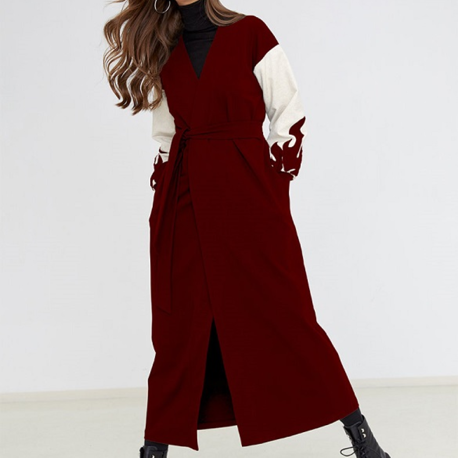 Un palton superb, în nuanță de roșu bordeaux, cu mâneci albe, decorate cu imprimeu deosebit 