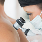 Cum a influențat pandemia COVID-19 tratarea pacienților cu cancer și alte boli ale pielii?