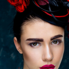 Florile la rang de artă în decorarea părului: Coronițe extravagante și elegante - te vor cuceri prin creativitatea lor!