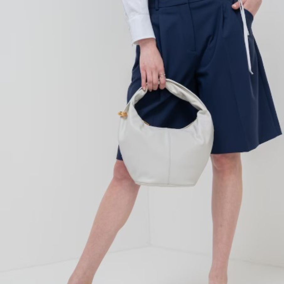 Se poartă pantalonii scurți de dimensiuni mai lungi în vara 2025: 10 modele moderne