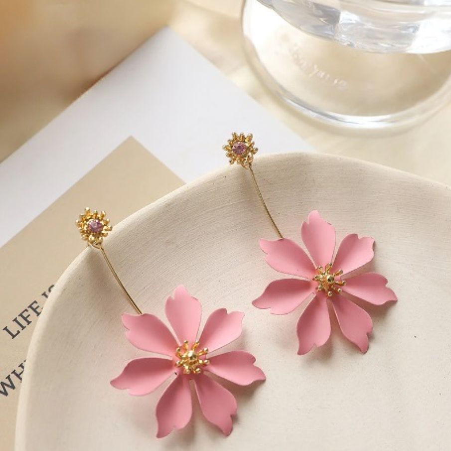 Cercei roz inspirați de florile hawaiene, delicați și feminini, dar viu colorați, perfecți pentru a fi purtați atât cu ținute casual, cât și elegante  