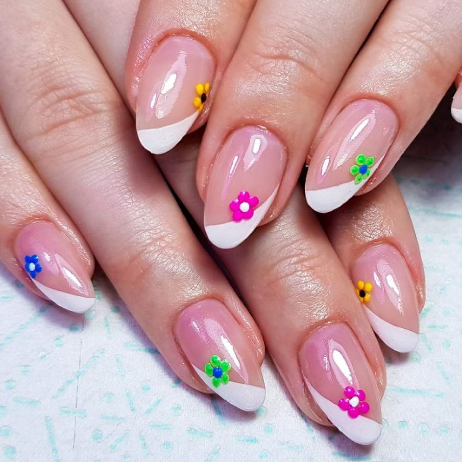 Vârfurile accentuate cu alb pe diagonală, unghiile decorate cu floricele aplicate, restul spațiului de pe unghii este gol, aplicându-se un lac de unghii peste.