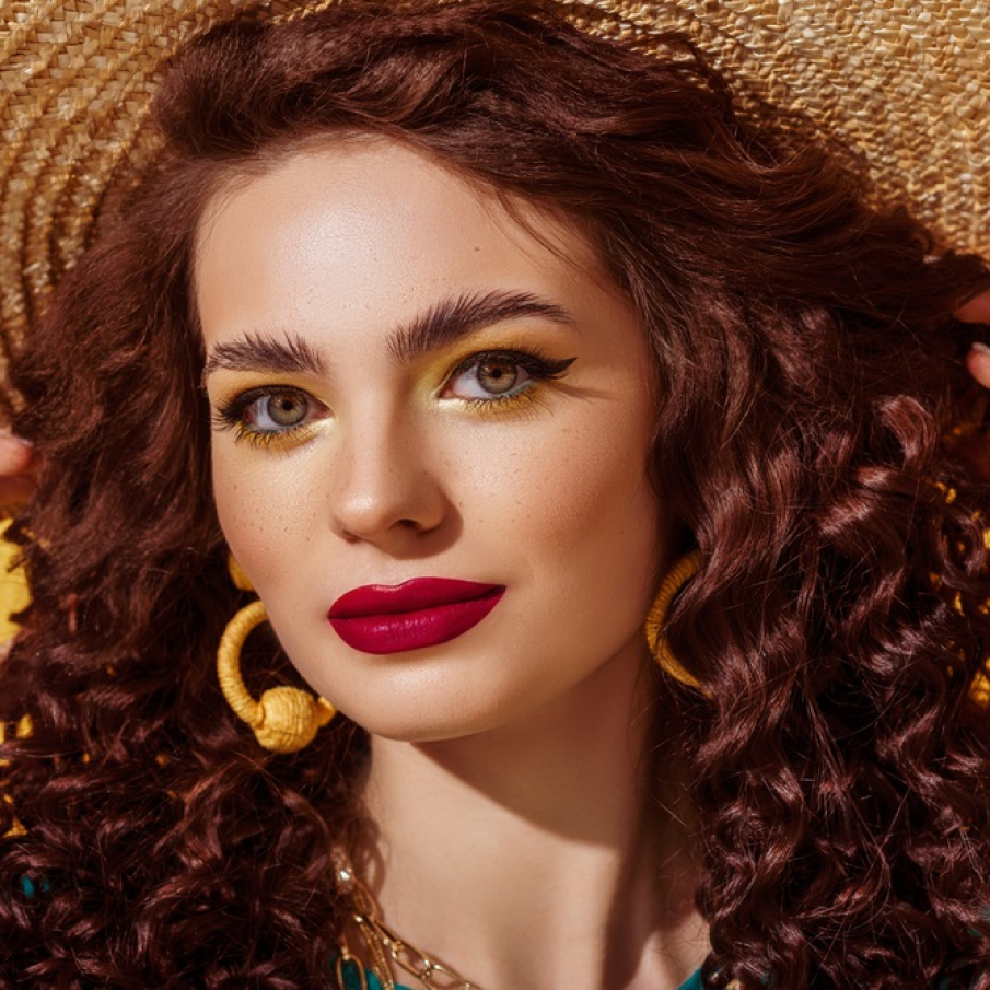 Machiaj de vara cu ochii fardați într-o nuanță de galben natural și buzele fuchsia