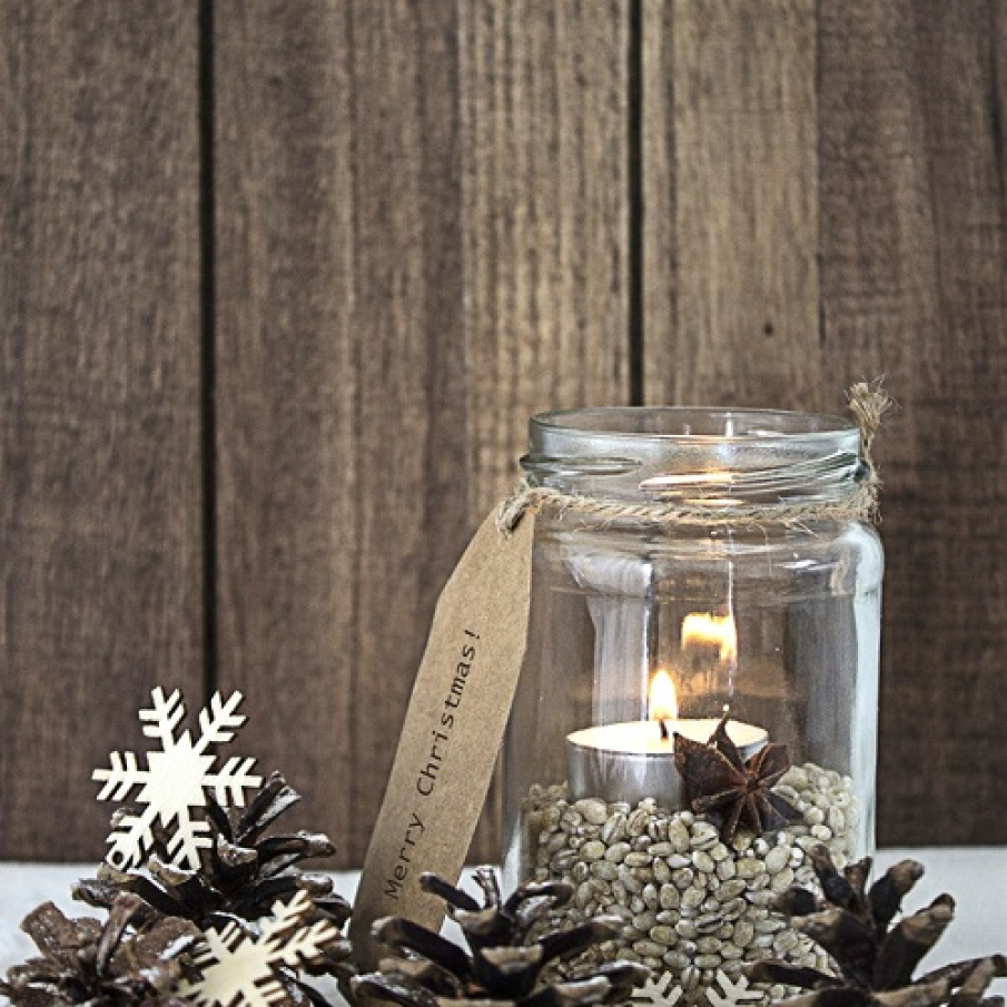Borcan decorativ de Crăciun cu mesaj inspirațional atașat și pietricele pe fundul său, în care poate arde tihnit o lumânare simplă