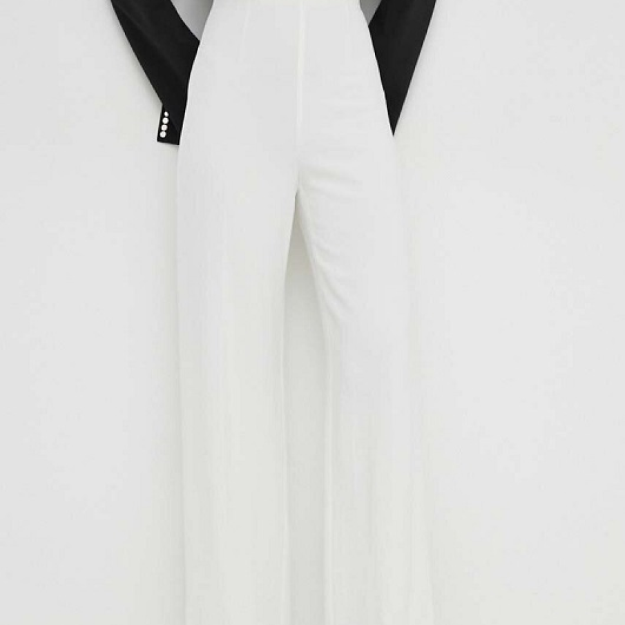 Pantaloni cu talie înaltă, eleganți, din colecția Patrizia Pepe, cu picior cu dungă. Fac parte din linia Go Green, fiind realizați din fibre