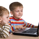 Cate ore petrec copiii nostri pe Internet? 