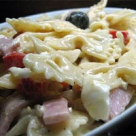 Salata de paste cu maioneza,sunca,ardei si praz