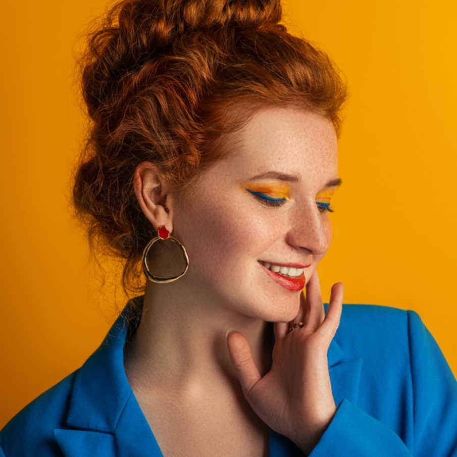 Machiaj in nuante tari de oranj si albastru 