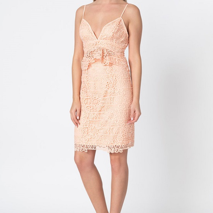 Rochie Guess mini din dantelă, în nuanță de roz somon, care îmbracă frumos și delicat pielea. Este o rochiță elegantă, pretabilă ocaziilor speciale.  