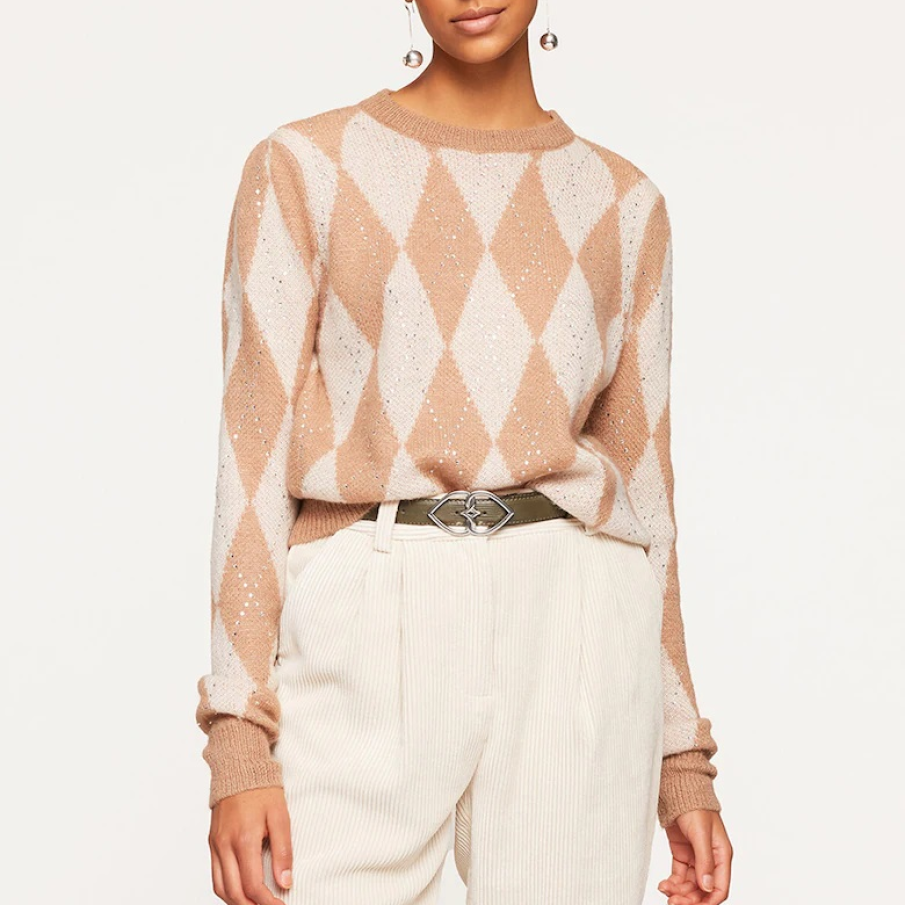 Pulover cu model grafic, în nuanțe de alb și maro nude, având totodată aplicații finuțe și subtile cu ștrasuri 