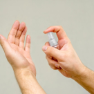 Manifestări cutanate în Covid 19 - piele marmorată pe membre și pete vineții pe degetele de la picioare