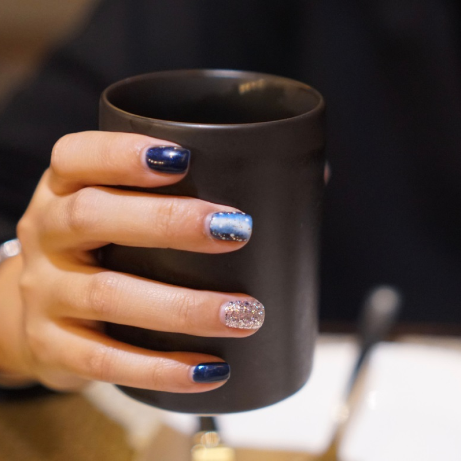 Manichiură galaxy cu gel. Este simplă, dar delicată și de efect, amintind de vastitatea spațiului 