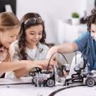 Școlile primare și gimnaziale se pot înscrie pentru activități de robotică și programare Logiscool