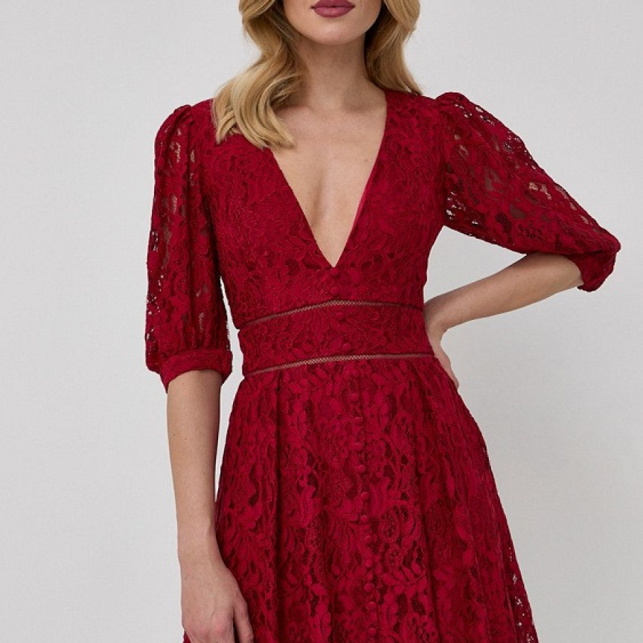 Rochie Bardot cu decolteu amplu în V și dantelă, într-o superbă nuanță de roșu bordeaux. Rochia are în compoziție 33% bumbac 