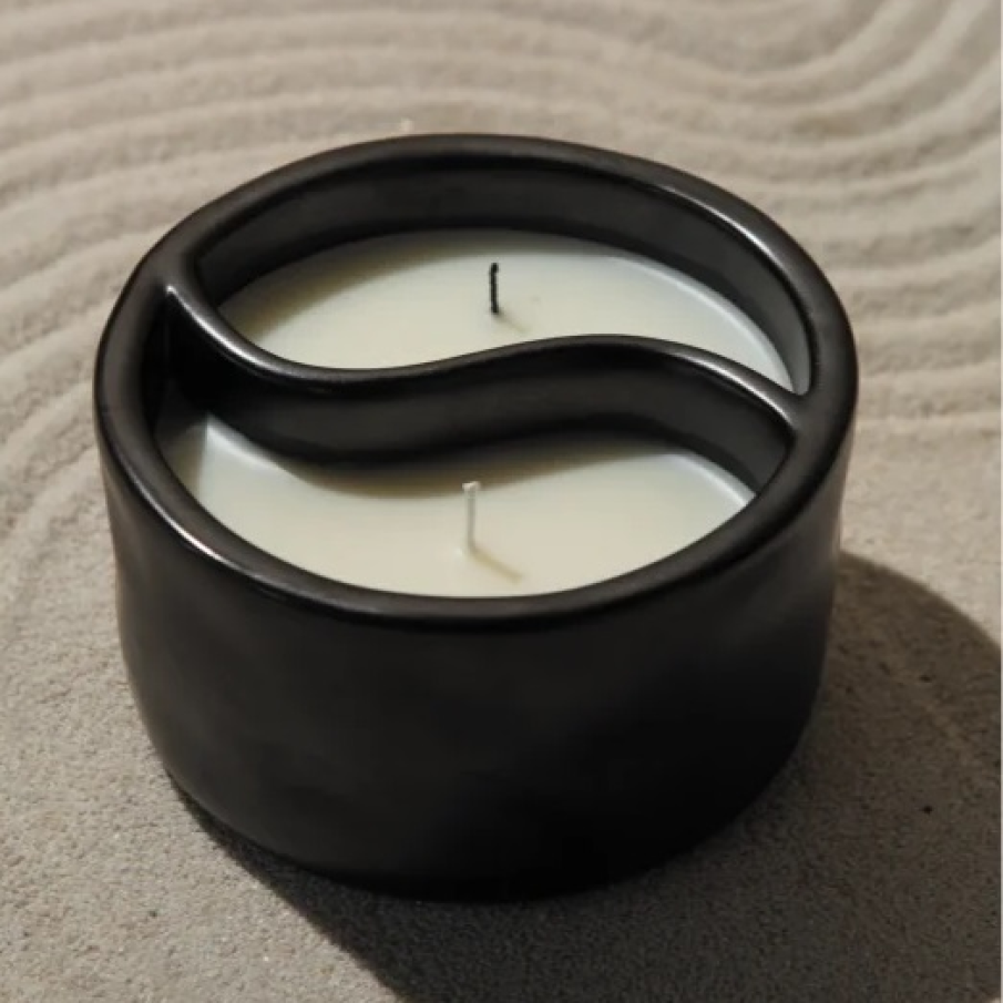 Lumânare parfumată  Yin & Yang Palo Santo & Cade by Paddywax. Are un aspect modern, 2 fitiluri, iar în compoziția parfumului se află cedru, eucalipt, tămâie, vanilie