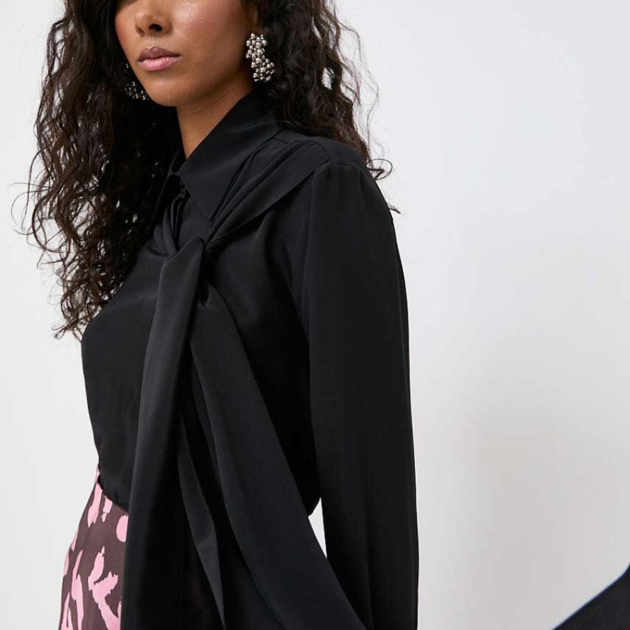 Cămașă neagră de mătase Liviana Conti, cu mânecă lungă, din material extrem de confortabil, respirabil. Are guler și manșete cu nasturi