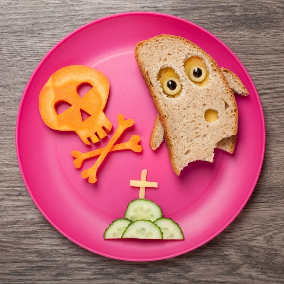 Bunăă! Un craniu din morcov, un mormânt din castraveți și cașcaval și o fantomă de Halloween rătăcită pe o felie de pâine