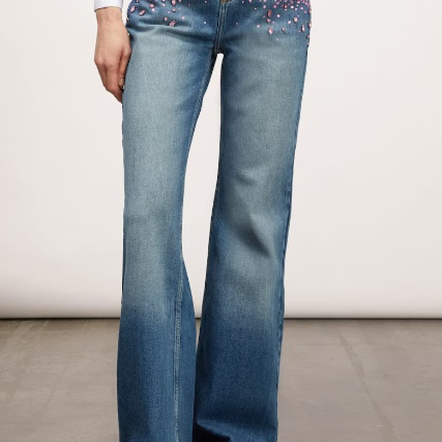 Blugi evazați și spectaculoși de la Motivi, cu ștrasuri multiple în nuanță de roz în dreptul buzunarelor