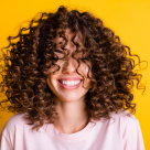 Cum să tunzi, colorezi și coafezi părul creț