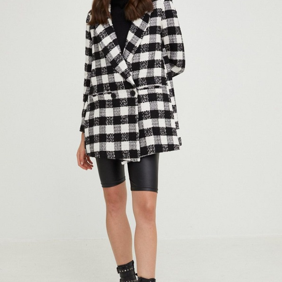 Sacou supradimensionat în carouri alb și negru din colecția Answear Lab. Dispune de fixare dublă cu butoane.