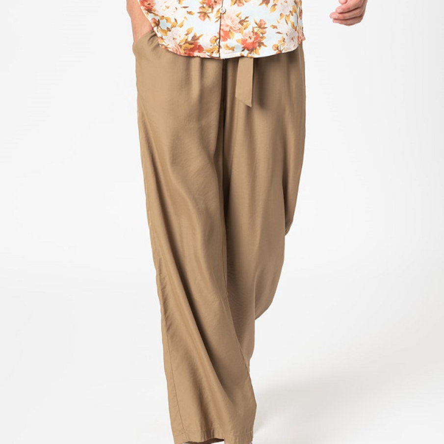 Pantaloni maro ciocolațiu, cu o croială amplă și elegantă în același timp, ce pot fi purtați și cu sandale cu toc, finuțe. Sunt confecționați din amestec de bambus și lyocell și se prind cu un cordon în talie. 