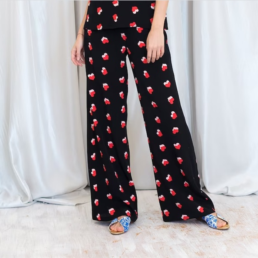 Pantaloni ampli Muna cu imprimeu tip inimioare duble formate din două culori: roz și roșu 