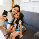 Mama care face toate fotografiile, dar nu apare în ele. Cine îi păstrează și ei amintirile?
