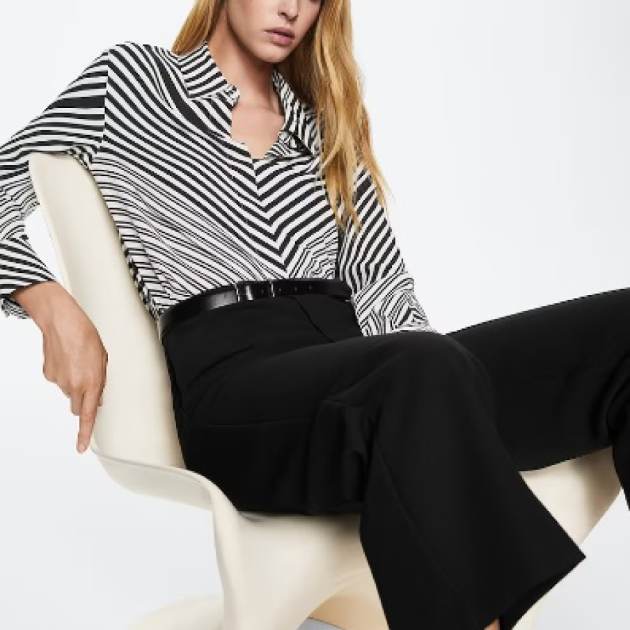 Cămașă elegantă, cu imprimeu alb-negru în dungi, tip zebră, și guler ascuțit 