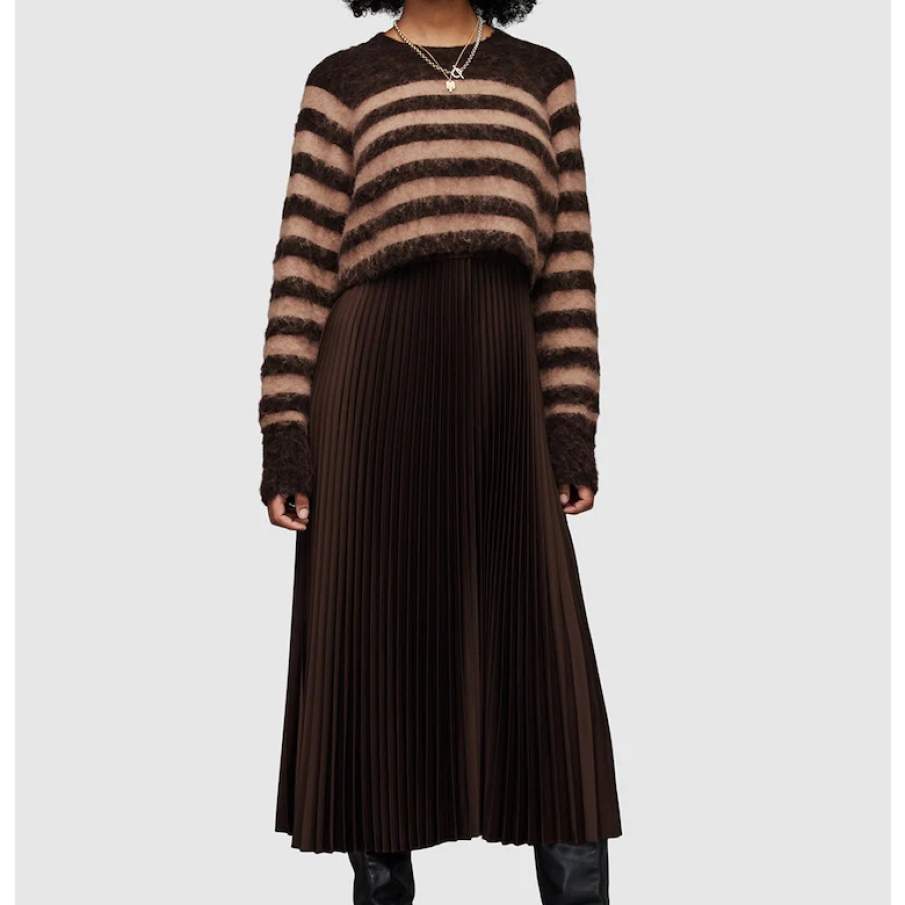 Set elegant de rochie maxi plisată și pulover în dungi Josie într-o superbă culoare de maro intens, tomnatic